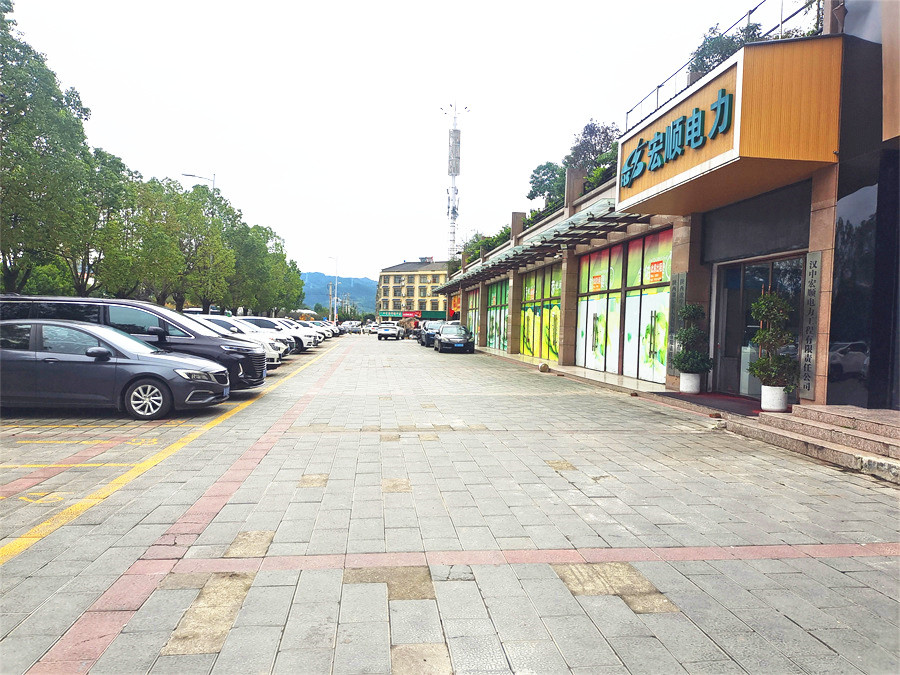 光辉社区1000㎡旺铺出租、可分租