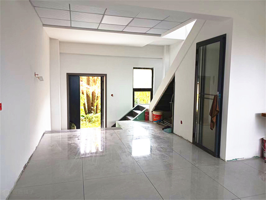 东辰学校附近124平空铺出租